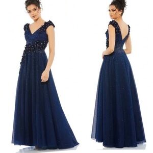 MAC DUGGAL Floral Applique Embroidered A-Line V-Neck Formal Gown Maxi Dress NEW